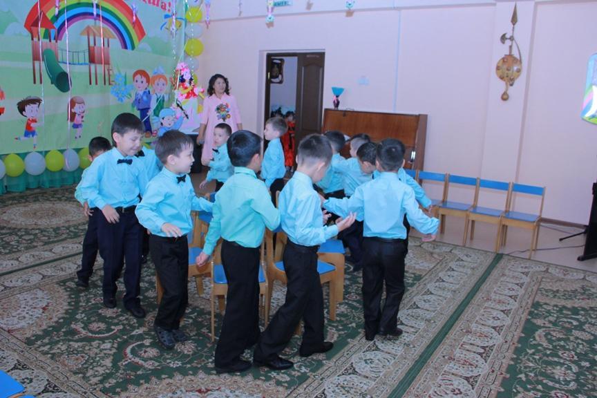 Балалардың балабақшамен қоштасу сәттерінен көрініс Мектепалды даярлық "Гүлдер", "Арғымақ", "Ертөстік" сыныптары