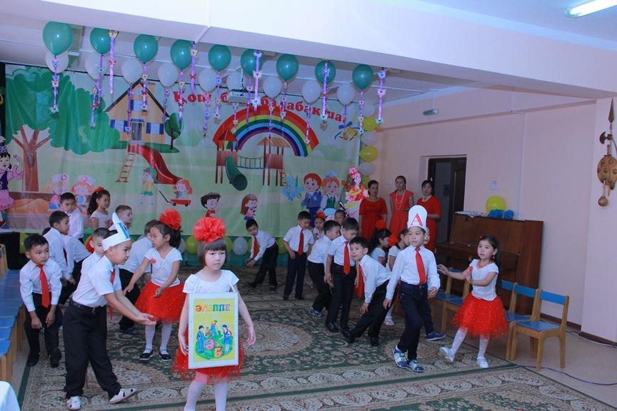 Балалардың балабақшамен қоштасу сәттерінен көрініс Мектепалды даярлық "Гүлдер", "Арғымақ", "Ертөстік" сыныптары