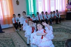 Балалардың балабақшамен қоштасу сәттерінен көрініс Мектепалды даярлық "Гүлдер", "Арғымақ", "Ертөстік" сыныптары