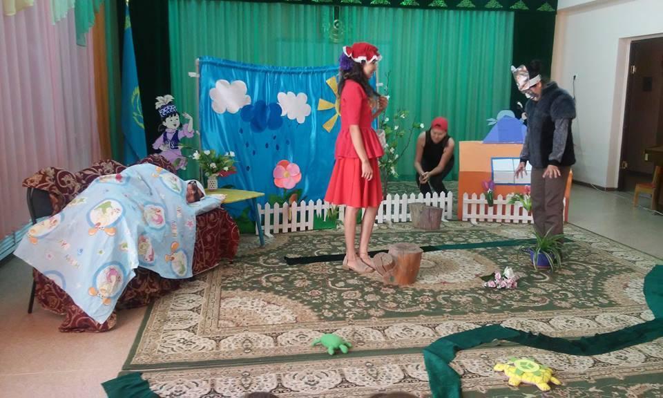 Балабақша тәрбиешілері балаларға "Қызыл телпек" ертегісін ойнап берді.