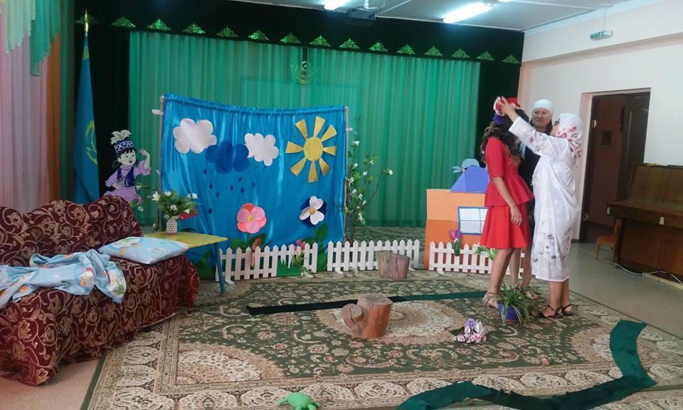 Балабақша тәрбиешілері балаларға "Қызыл телпек" ертегісін ойнап берді.