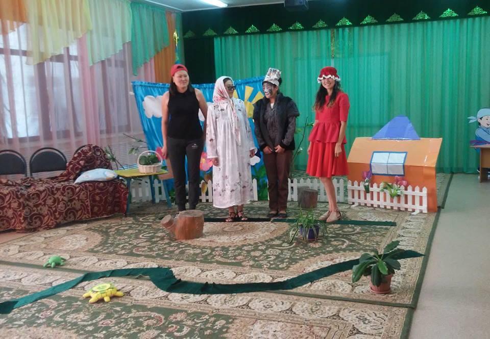 Балабақша тәрбиешілері балаларға "Қызыл телпек" ертегісін ойнап берді.
