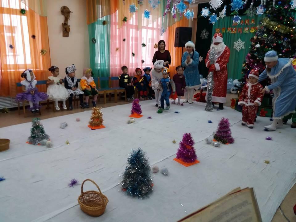 "Келді міне Жаңа жыл!", атты бүлдіршіндердің ертеңгіліктері.