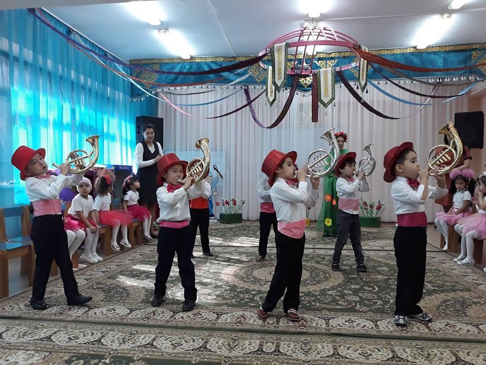 «8- наурыз халықаралық әйелдер» мерекесі қарсаңындағы топтар арасындағы "Аналар - асыл жандар" атты ертеңгіліктерден көрініс