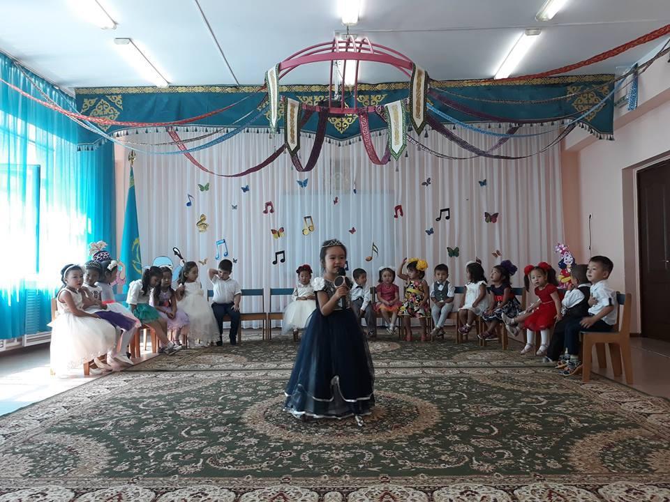 "Ән-күй" апталығы аясында 3-5 жас бүлдіршіндері аралығында ұйымдастырылған "Әнші балапан" өнер байқауы.