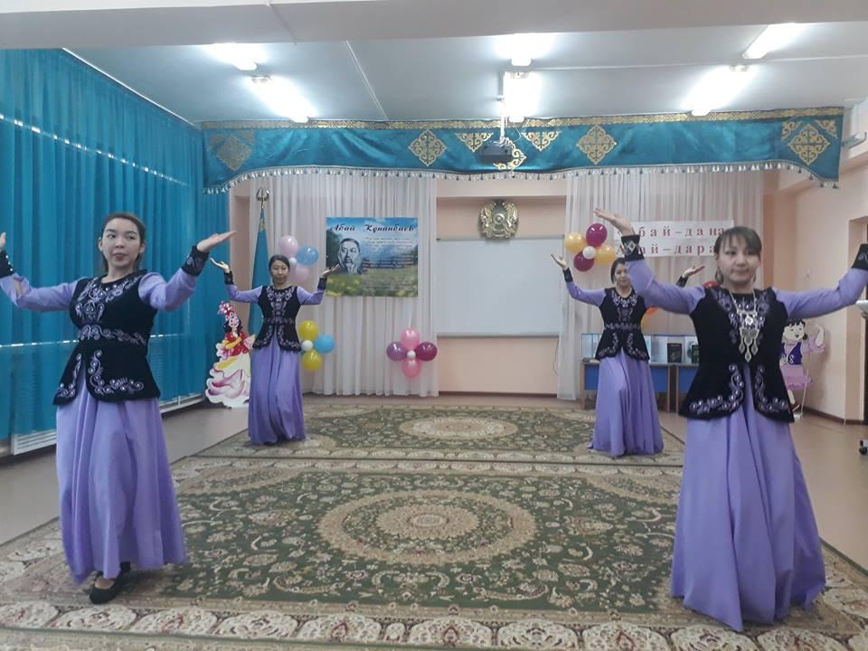 Тәрбиешілерді ынталандыру, өз білімін көтеру барысында "Абай Құнанбаев айлығы" өтуде. Соған байланысты тәрбиеші мен бала арасындағы "Абай - дана, Абай - дара" іс - шарасынан көрініс