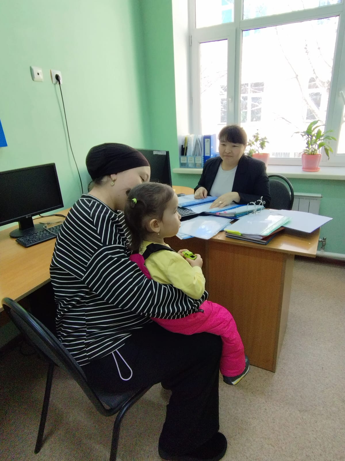 Балабақша әдіскерінен "Арғымақ"тобының ата-анасы 2022 жылғы баласын қалай орналасу керектігі жөнінде кеңес алуда.