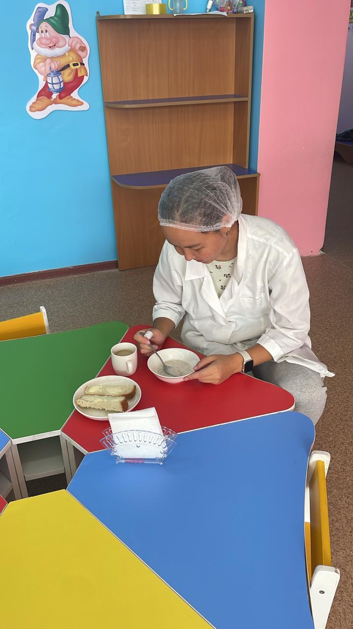 "Балдырған" тобының ата-анасы Балалардың тамақтануын бақылау үстінде